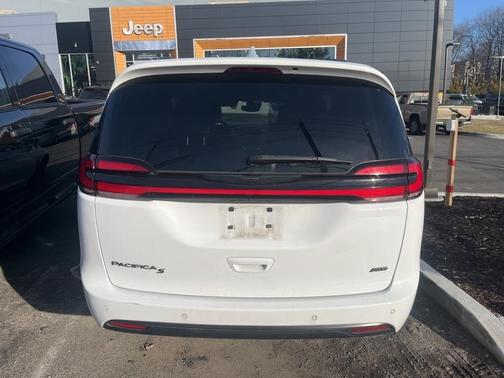 2022 Chrysler Pacifica Touring-L