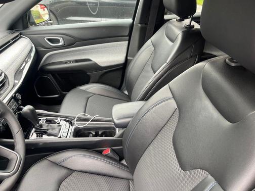 Diamond Black 2024 Jeep Compass Latitude
