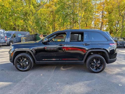 2025 Jeep Grand Cherokee Laredo