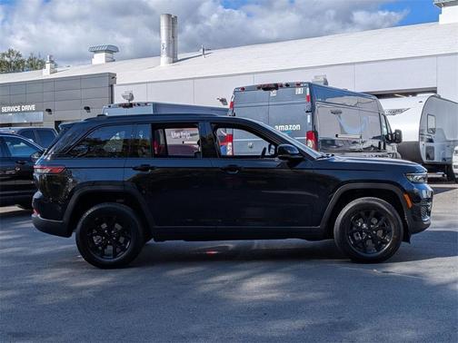 2025 Jeep Grand Cherokee Laredo