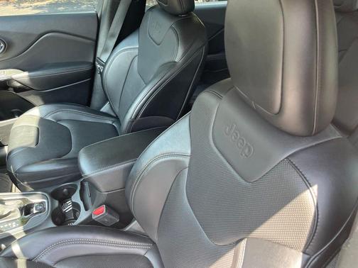 Diamond Black 2023 Jeep Cherokee Altitude Lux