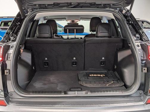 Diamond Black 2023 Jeep Cherokee Altitude Lux