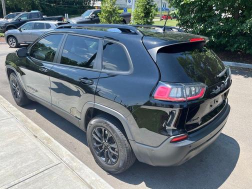 Diamond Black 2023 Jeep Cherokee Altitude Lux