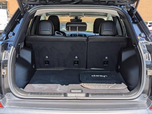 Diamond Black 2023 Jeep Cherokee Altitude Lux