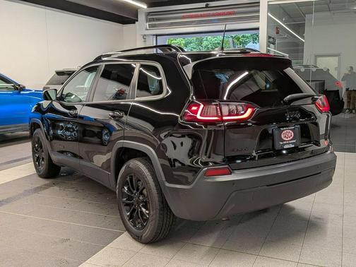 Diamond Black 2023 Jeep Cherokee Altitude Lux