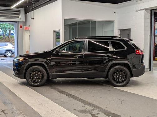 Diamond Black 2023 Jeep Cherokee Altitude Lux