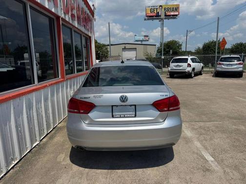 2013 Volkswagen Passat 2.0 TDI SE w/ Sunroof