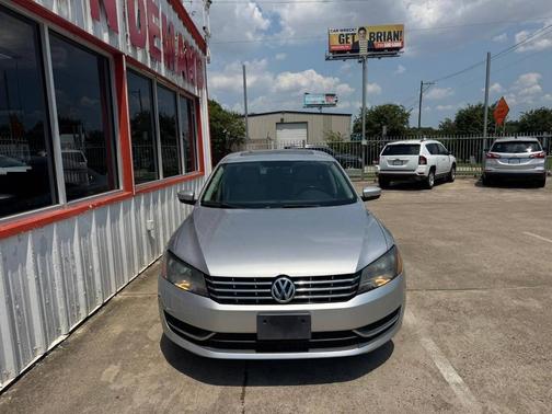 2013 Volkswagen Passat 2.0 TDI SE w/ Sunroof