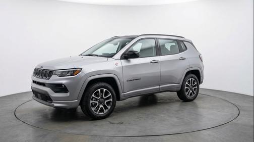 Silver Zynith Metallic Clearcoat 2025 Jeep Compass Trailhawk