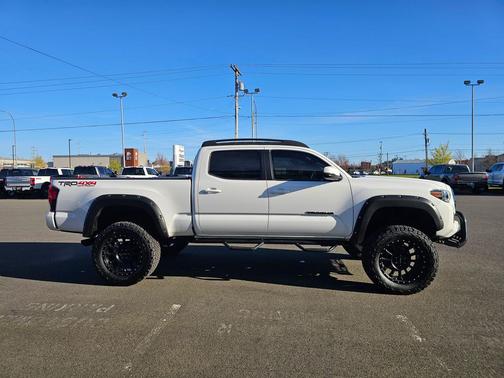 Super White 2018 Toyota Tacoma TRD Off-Road