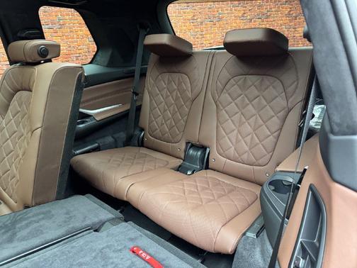 Alpine White 2027 BMW X7 xDrive40i