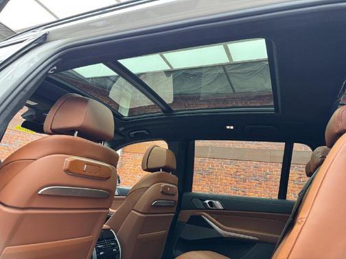 Mineral White Metallic 2027 BMW X7 xDrive40i