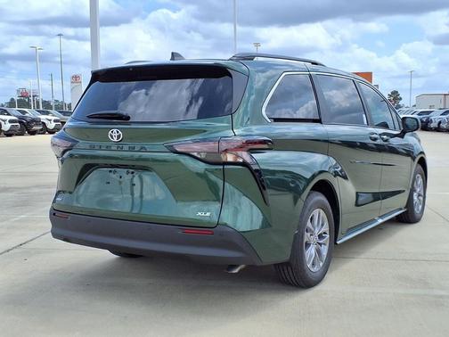 Green 2026 Toyota Sienna XLE