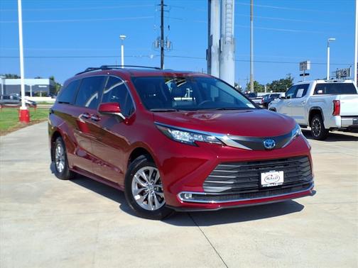 2023 Toyota Sienna XLE 8 Passenger