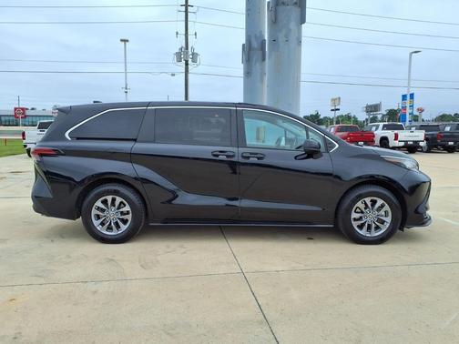 Midnight Black Metallic 2022 Toyota Sienna LE