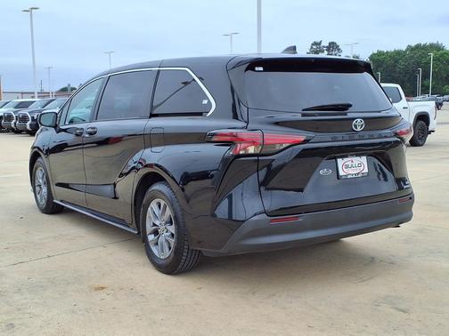 Midnight Black Metallic 2022 Toyota Sienna LE