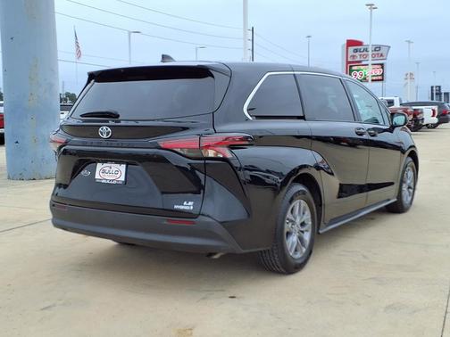 Midnight Black Metallic 2022 Toyota Sienna LE