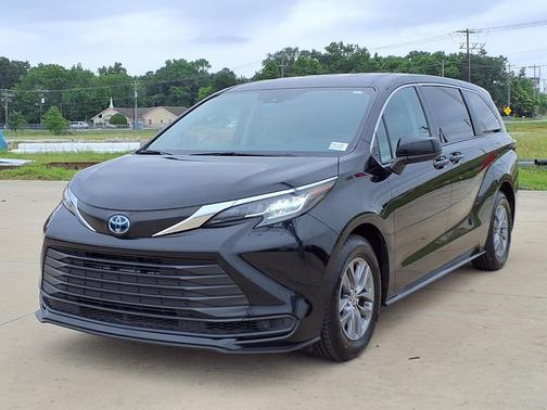 Midnight Black Metallic 2022 Toyota Sienna LE