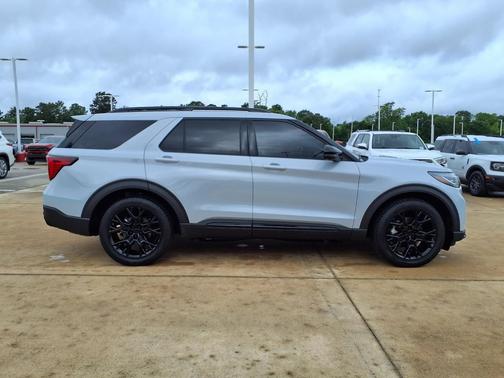 Space White Metallic 2025 Ford Explorer Platinum