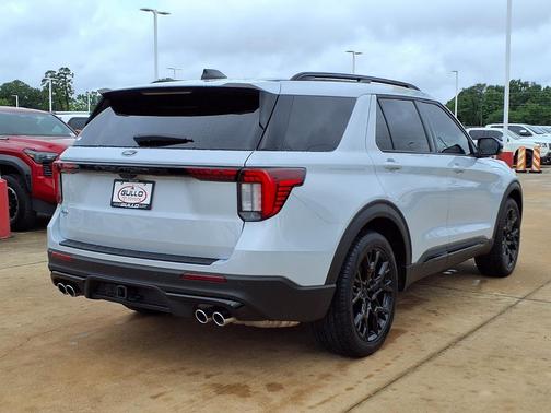 Space White Metallic 2025 Ford Explorer Platinum