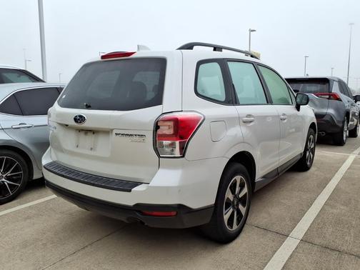 Crystal White Pearl 2017 Subaru Forester 2.5i