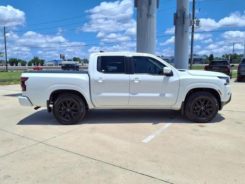 Glacier White 2024 Nissan Frontier SV