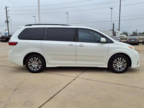 2020 Toyota Sienna XLE