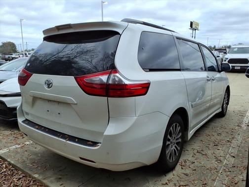 2020 Toyota Sienna XLE