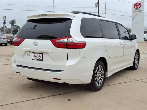 2020 Toyota Sienna XLE