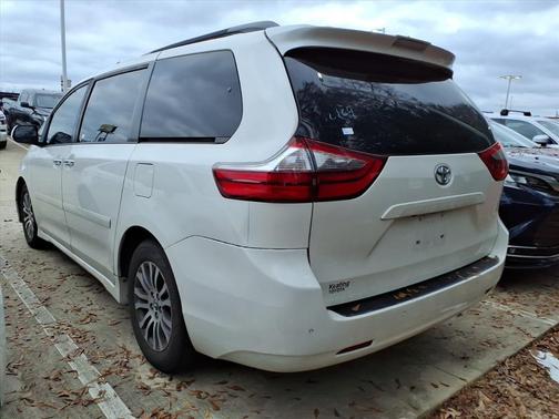 2020 Toyota Sienna XLE