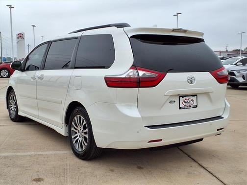 2020 Toyota Sienna XLE