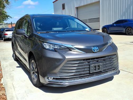 2023 Toyota Sienna XLE