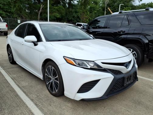 Super White 2019 Toyota Camry Hybrid SE