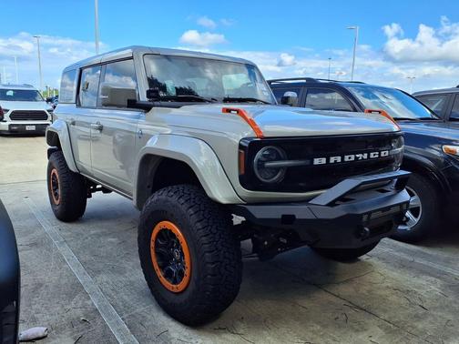 Desert Sand 2025 Ford Bronco Outer Banks