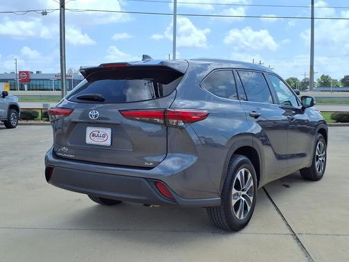 Magnetic Gray Metallic 2023 Toyota Highlander XLE
