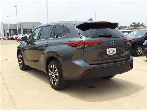 Magnetic Gray Metallic 2023 Toyota Highlander XLE