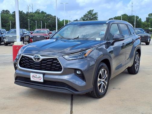 Magnetic Gray Metallic 2023 Toyota Highlander XLE