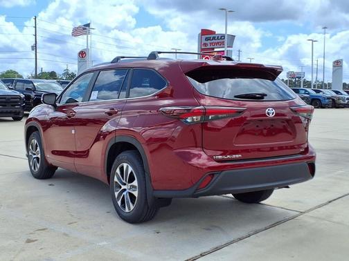 Red 2026 Toyota Highlander Hybrid XLE