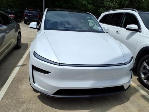 Pearl White Multi-Coat 2026 Tesla Model Y Premium