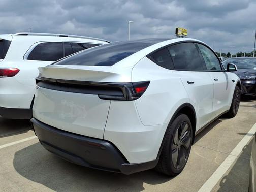 Pearl White Multi-Coat 2026 Tesla Model Y Premium