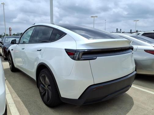Pearl White Multi-Coat 2026 Tesla Model Y Premium