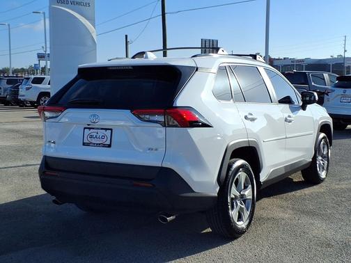 Ice Cap 2025 Toyota RAV4 XLE