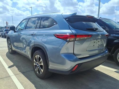 Moon Dust 2022 Toyota Highlander XLE