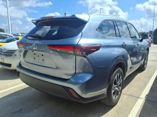 Moon Dust 2022 Toyota Highlander XLE