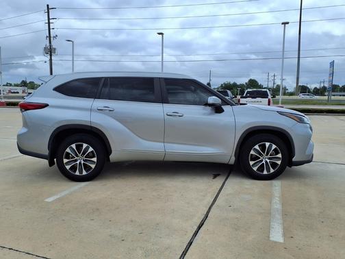 Celestial Silver Metallic 2023 Toyota Highlander XLE