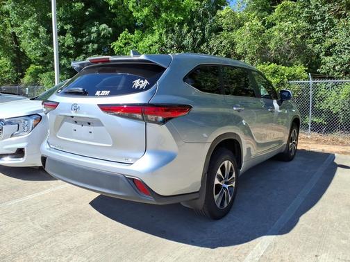 Celestial Silver Metallic 2023 Toyota Highlander XLE