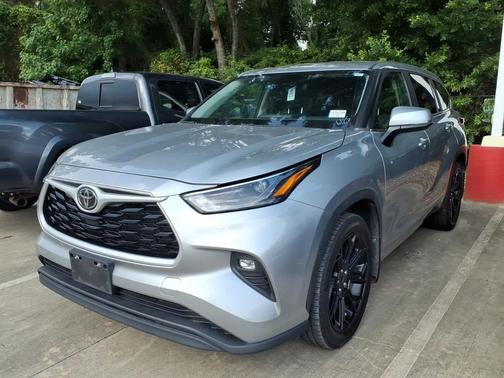 Celestial Silver Metallic 2023 Toyota Highlander LE I4