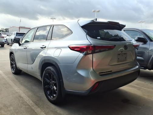 Celestial Silver Metallic 2023 Toyota Highlander LE I4