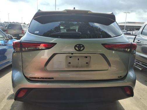 Celestial Silver Metallic 2023 Toyota Highlander LE I4