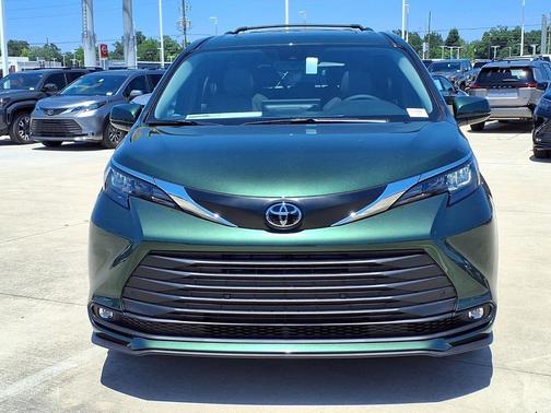 Green 2026 Toyota Sienna XLE